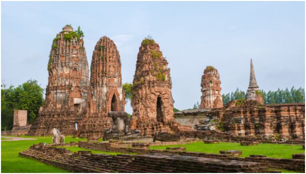 What scams or mistakes should you avoid around budget stays?